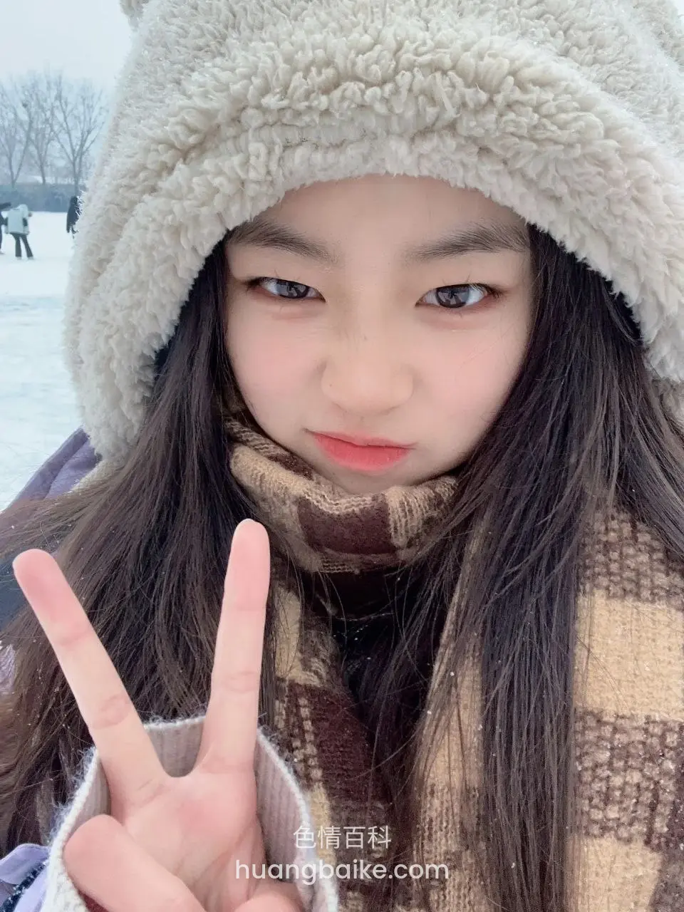 公园雪地里，比着剪刀手