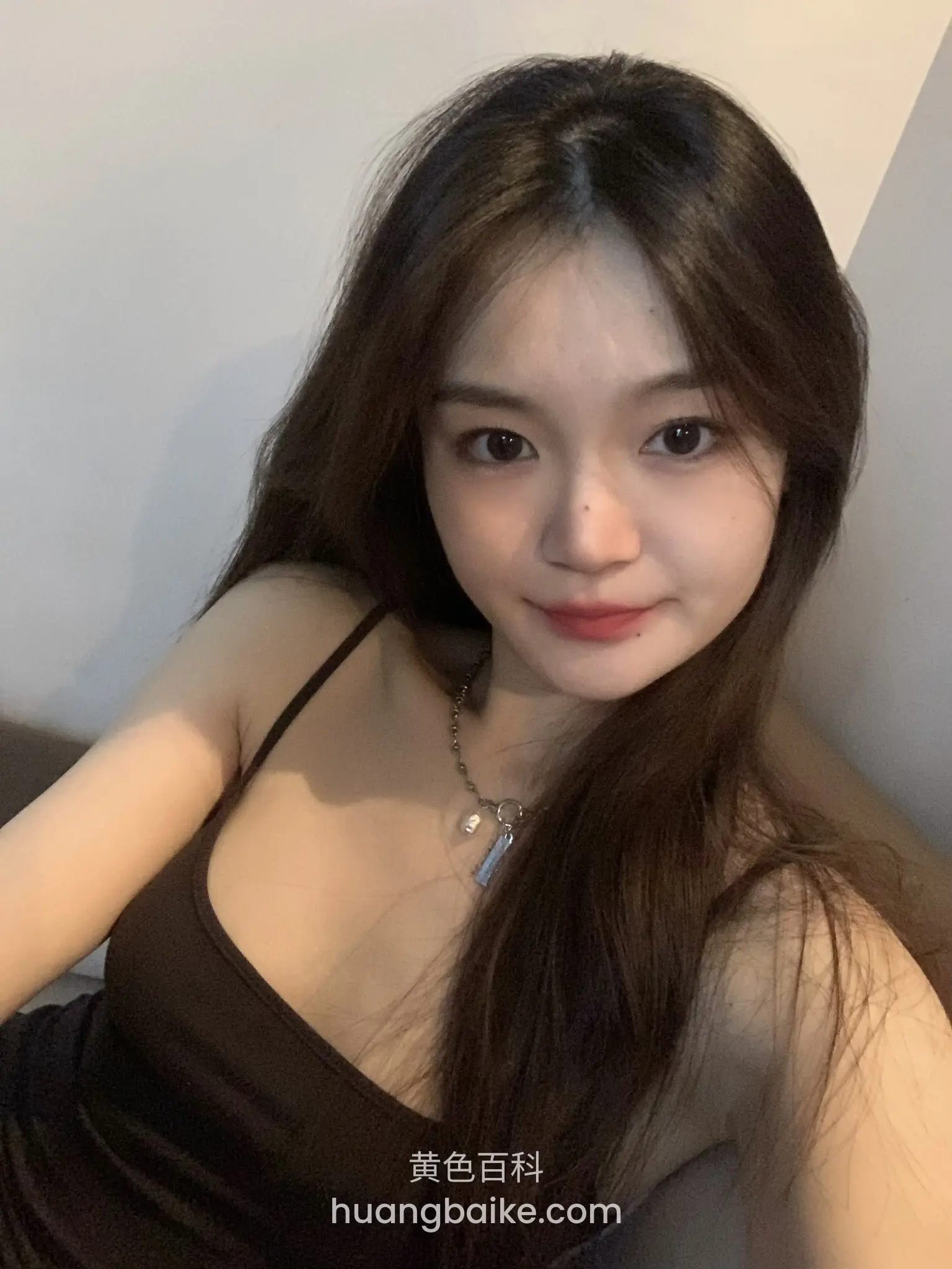 镜子前自拍，拿着手机