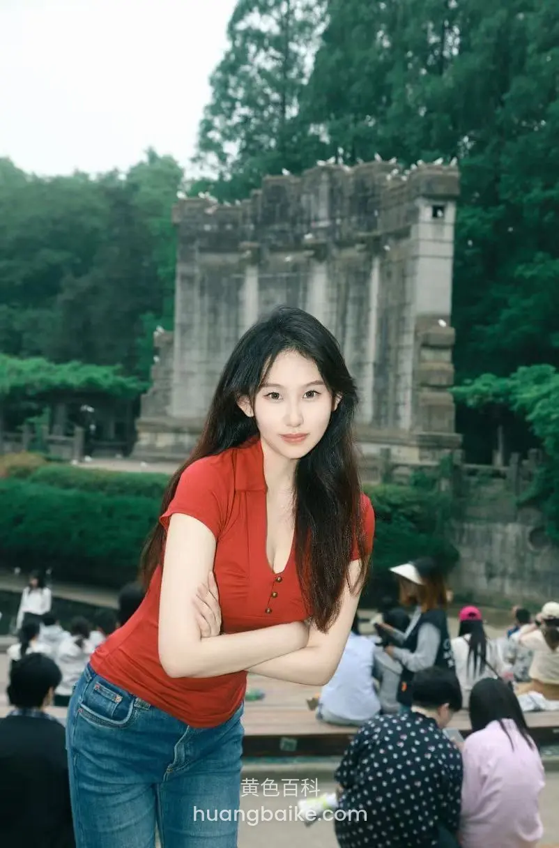 公园古建筑前站着抱臂