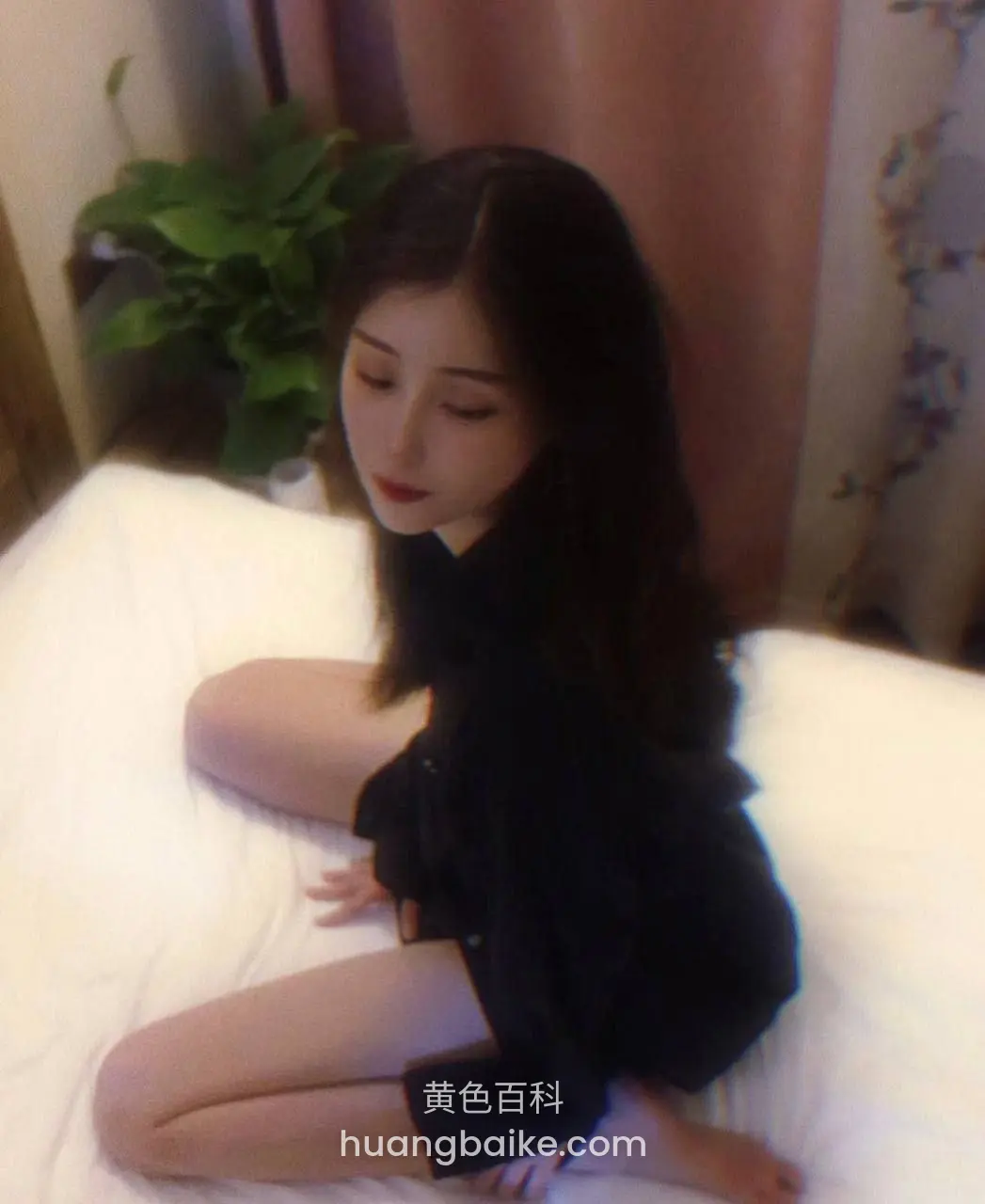 床上坐着侧身看向旁边绿植这角度绝了