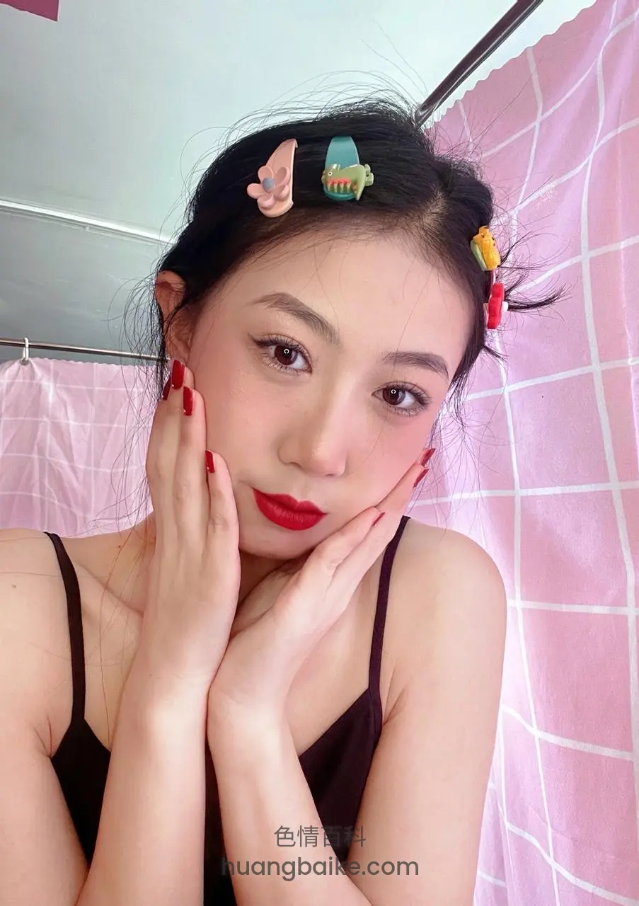 手指托脸对着镜头