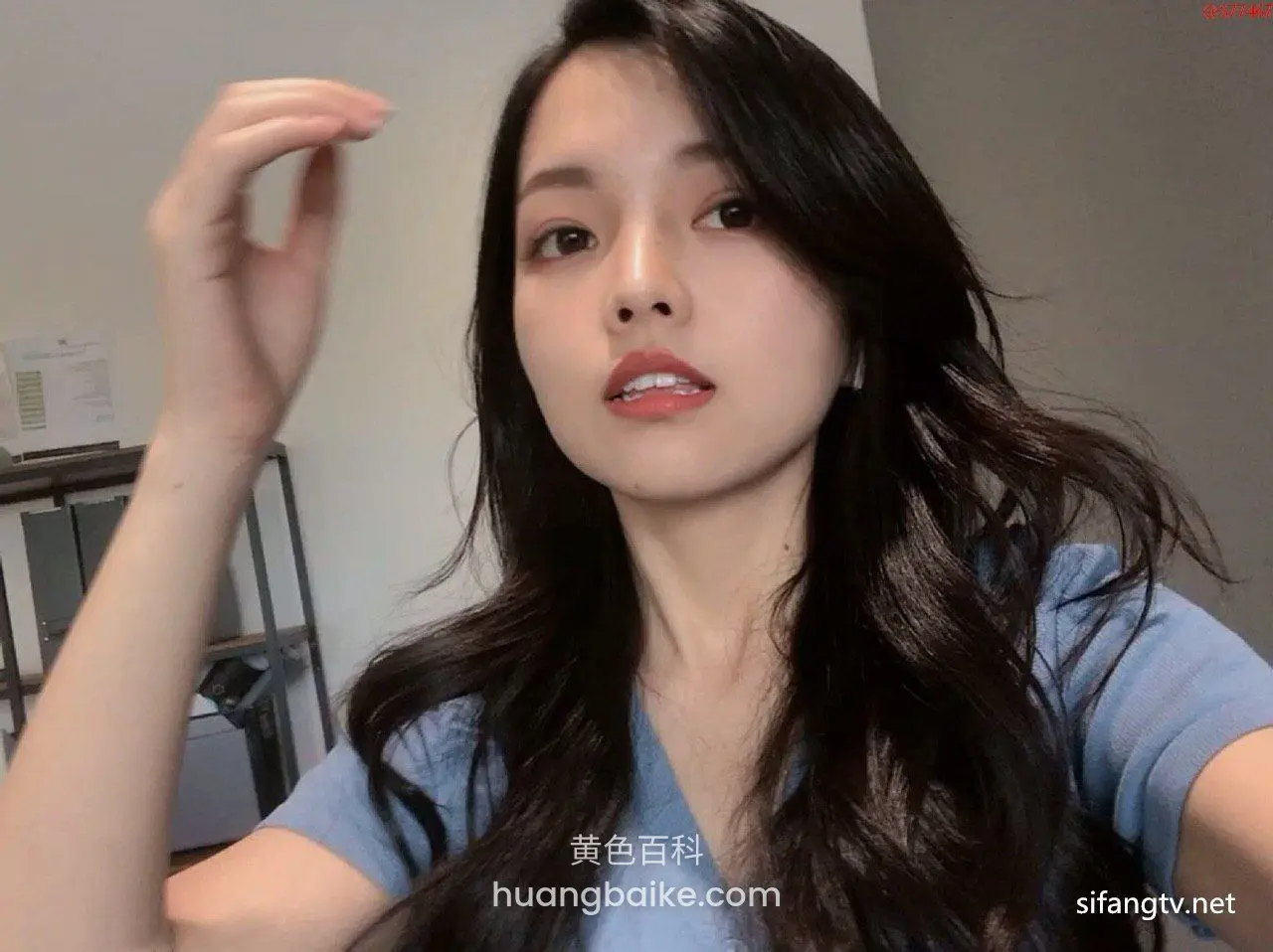 室内举手到头顶，手机自拍角度
