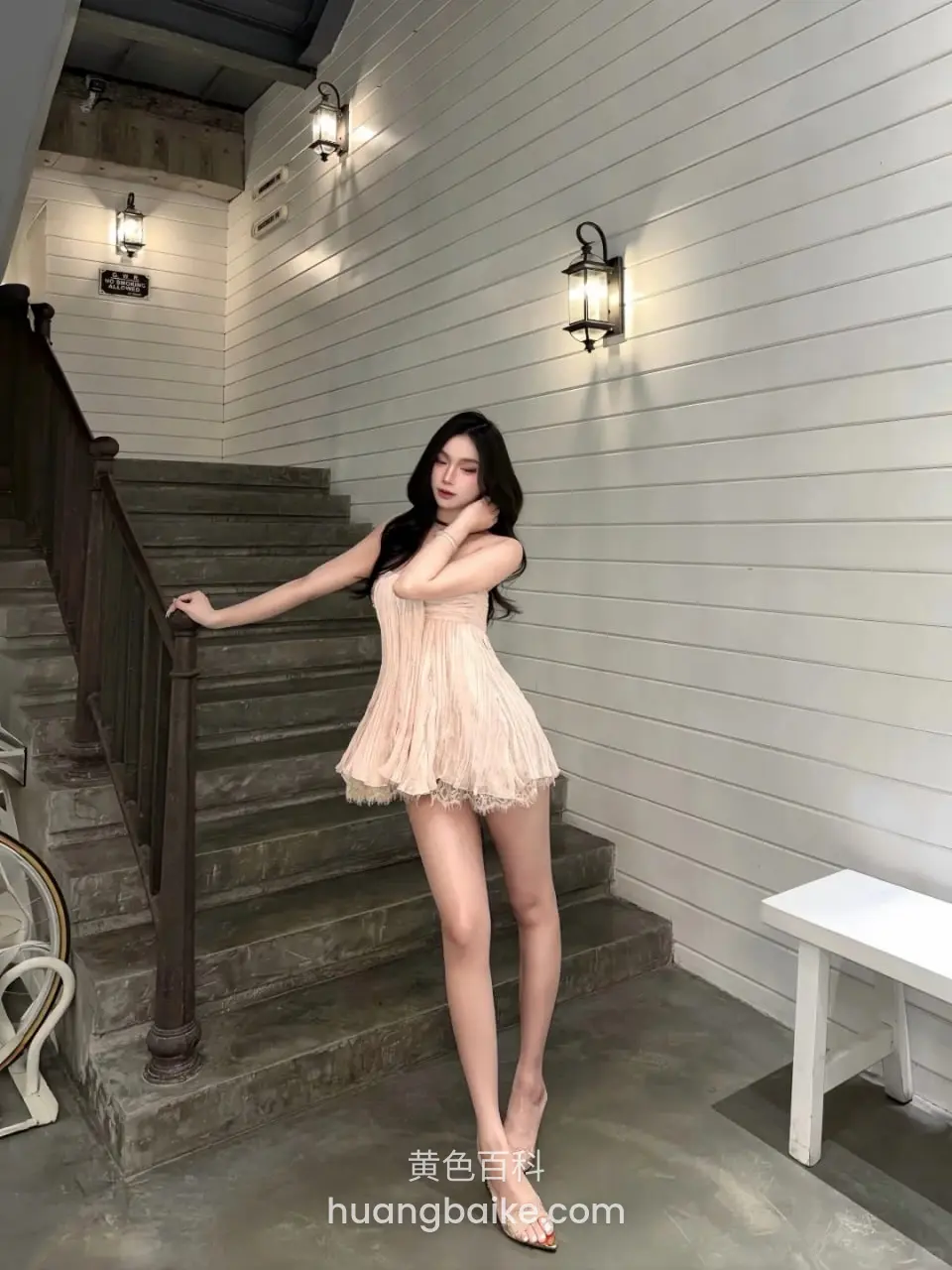 楼梯扶手边手撑栏杆站立