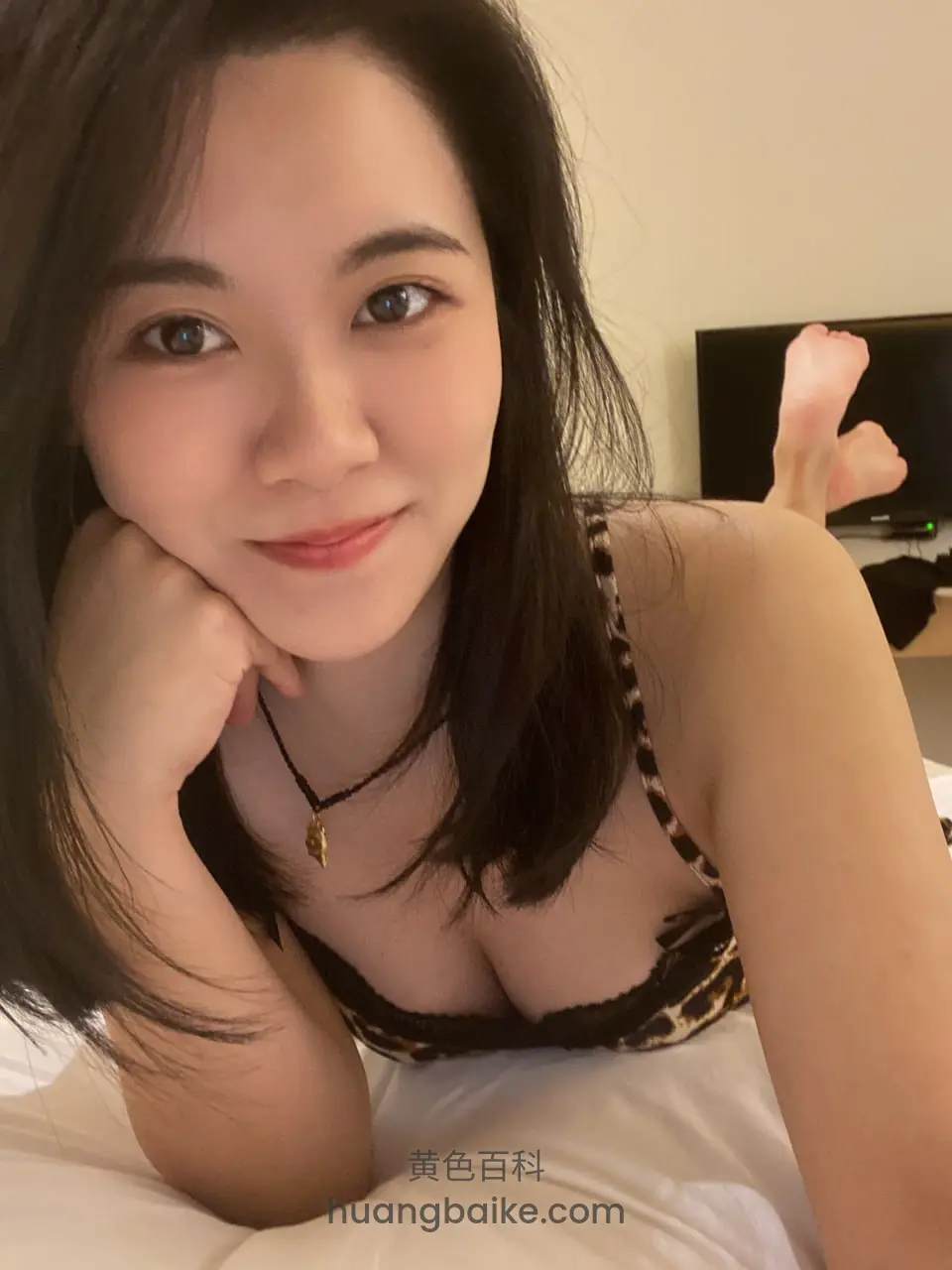 御姐被彻底驯服，趴在床上像母狗一样承受猛烈撞击