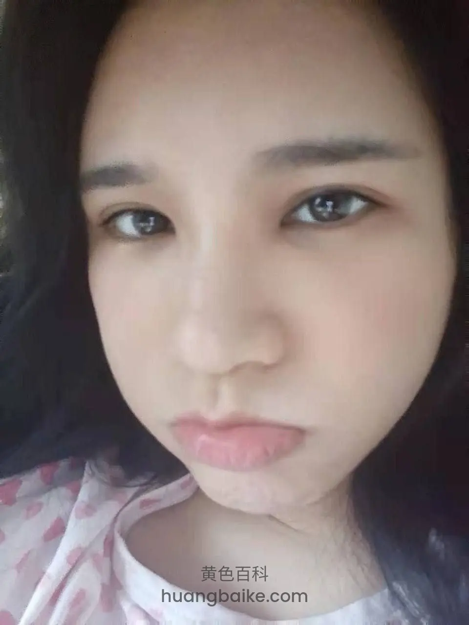 手机镜头怼脸近拍，撅嘴看镜头