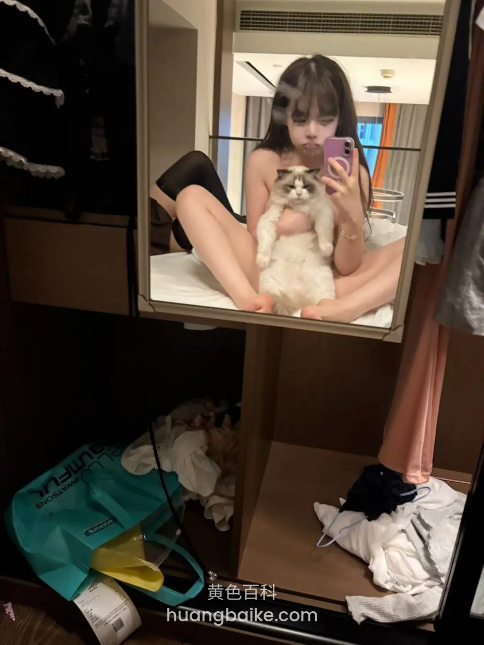 镜子前抱猫自拍，手机挡着半张脸