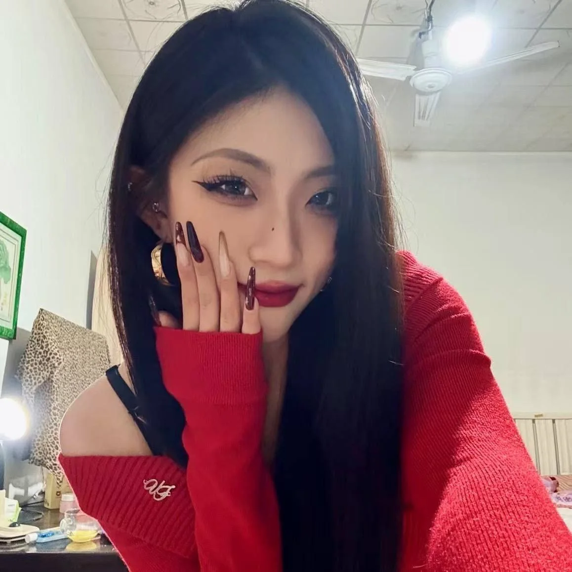 红毛衣女孩手托脸颊