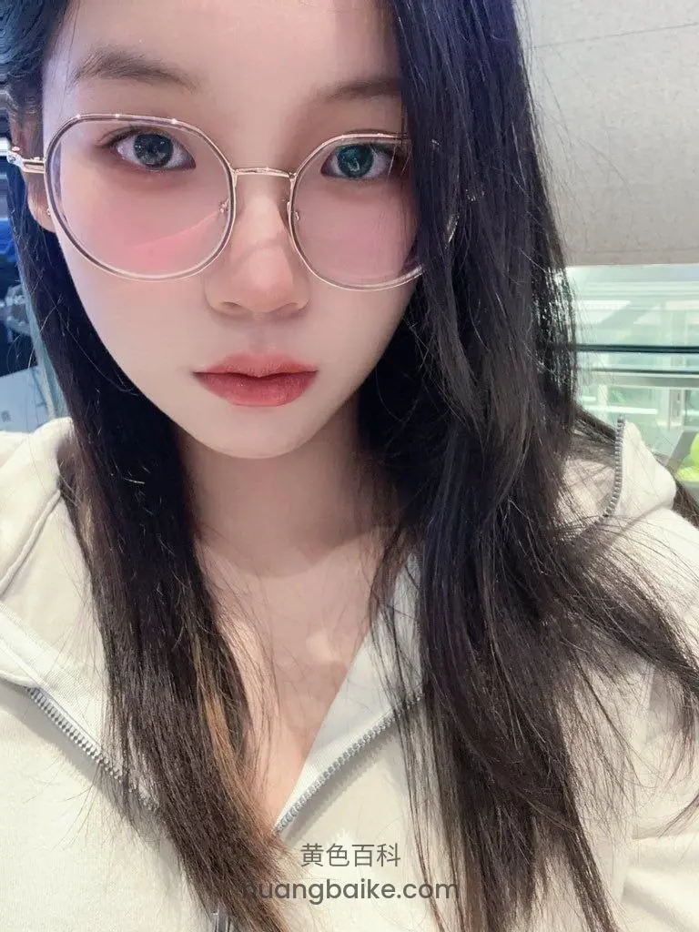 颜值很高的反差小妹私下拍摄，各种骚姿把身材展到让人受不了