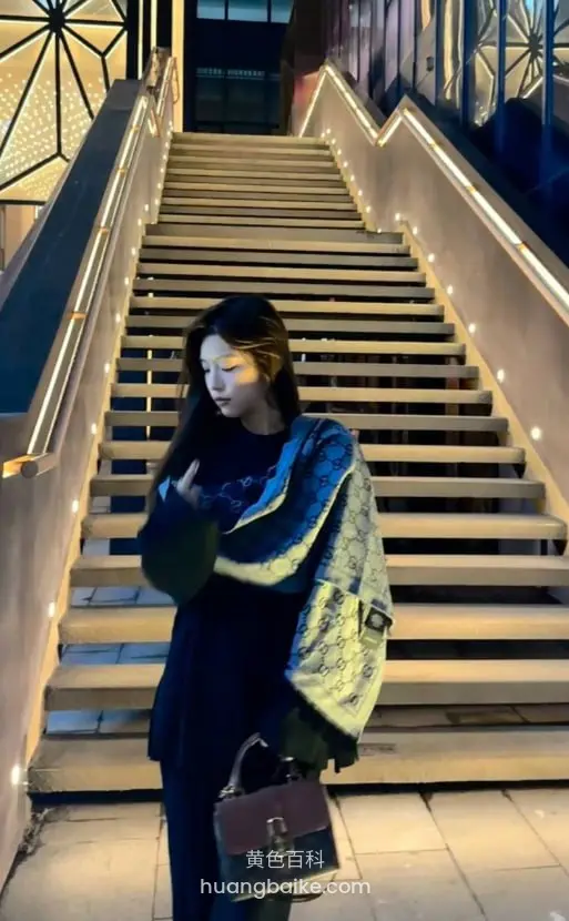 楼梯间举着手机自拍，身后台阶向上延伸