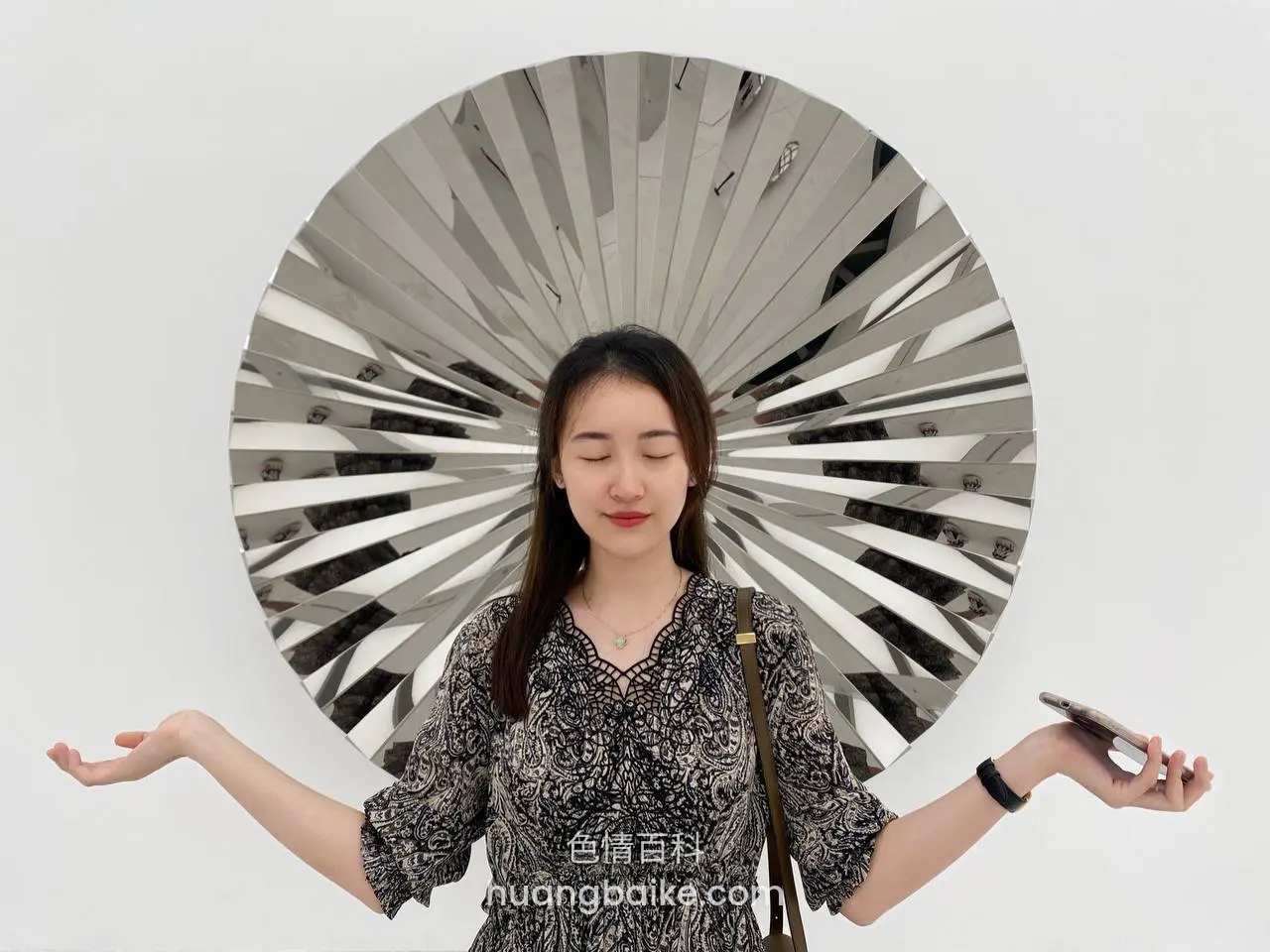 圆形镜子前站着双手摊开