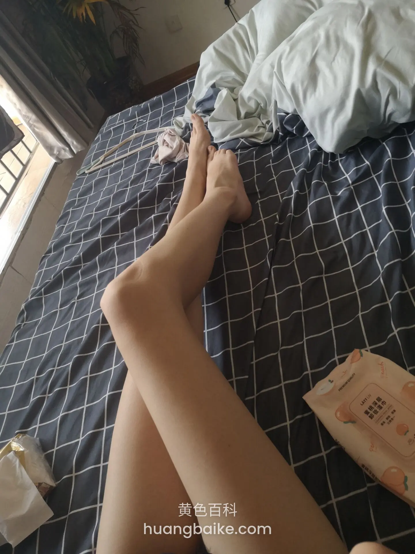 格子床上两条腿伸直