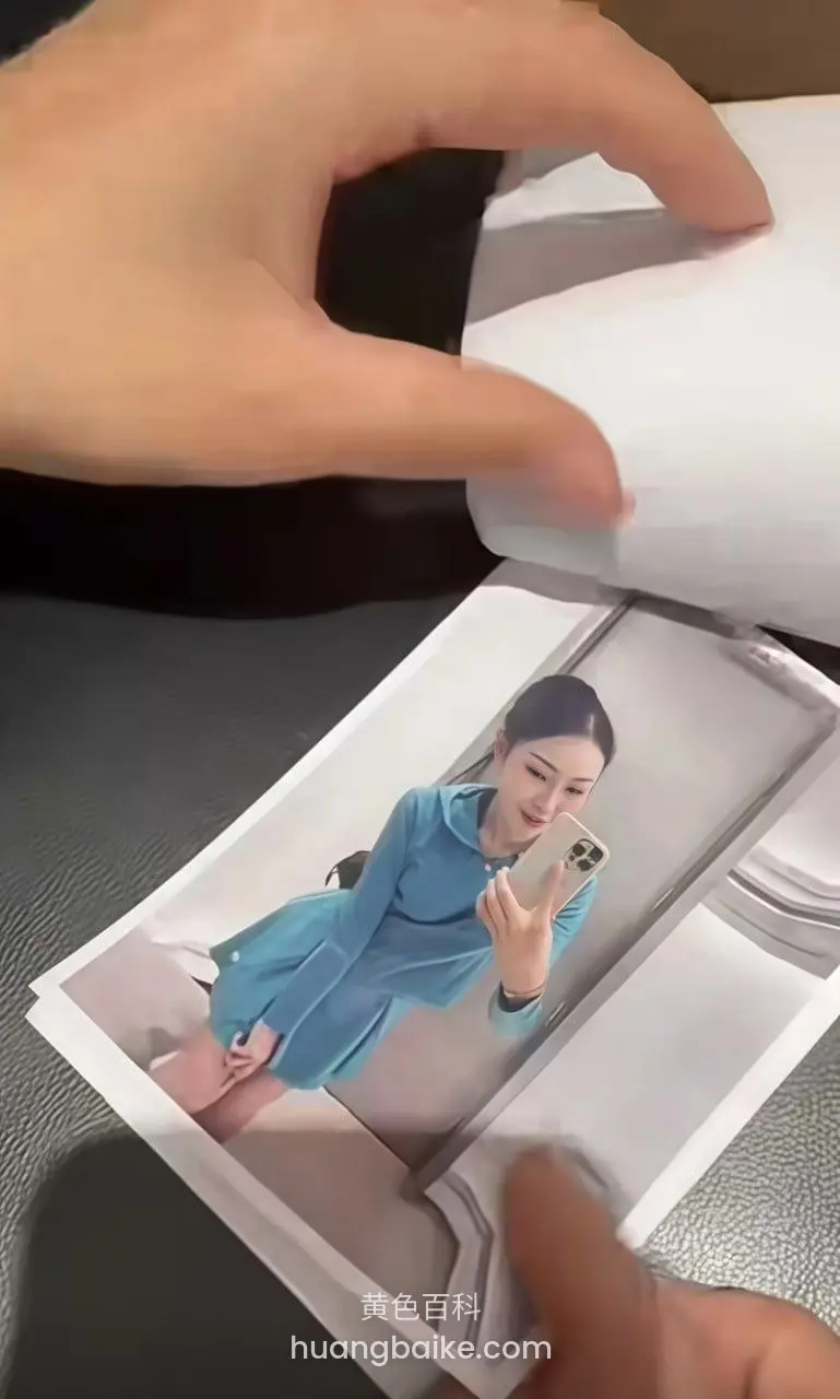 手里翻开相册，露出试衣间自拍照片