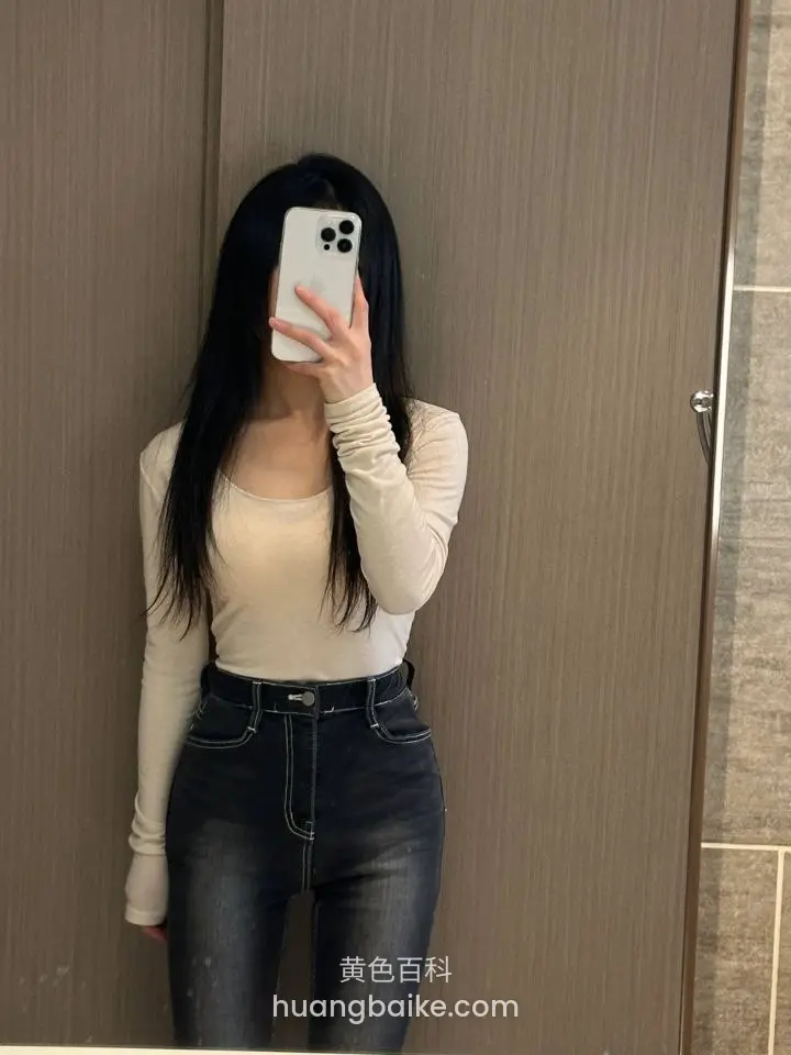 卫生间木门前举手机自拍挡脸