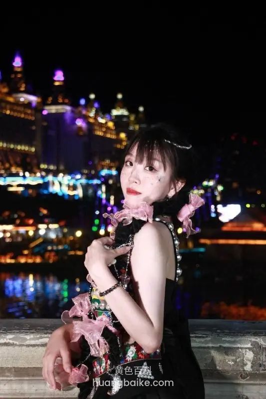 白天在景点摆姿势拍所谓艺术照_镜头里还是那副文静样子一到晚上就把人按在身前狠狠含进去