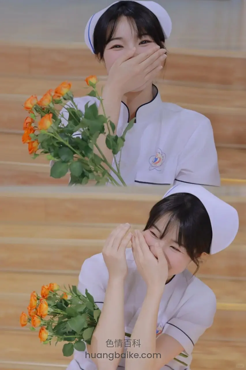 木楼梯上捧着橙色玫瑰花束