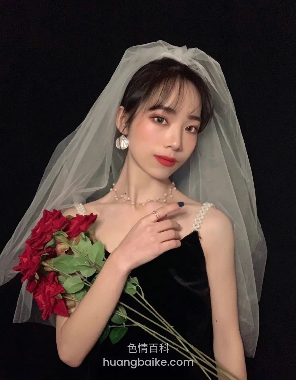黑背景手捧红玫瑰花束