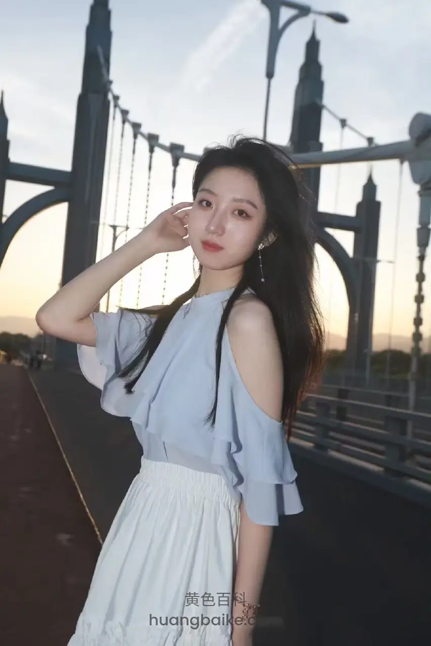 桥上侧身抬手碰头发