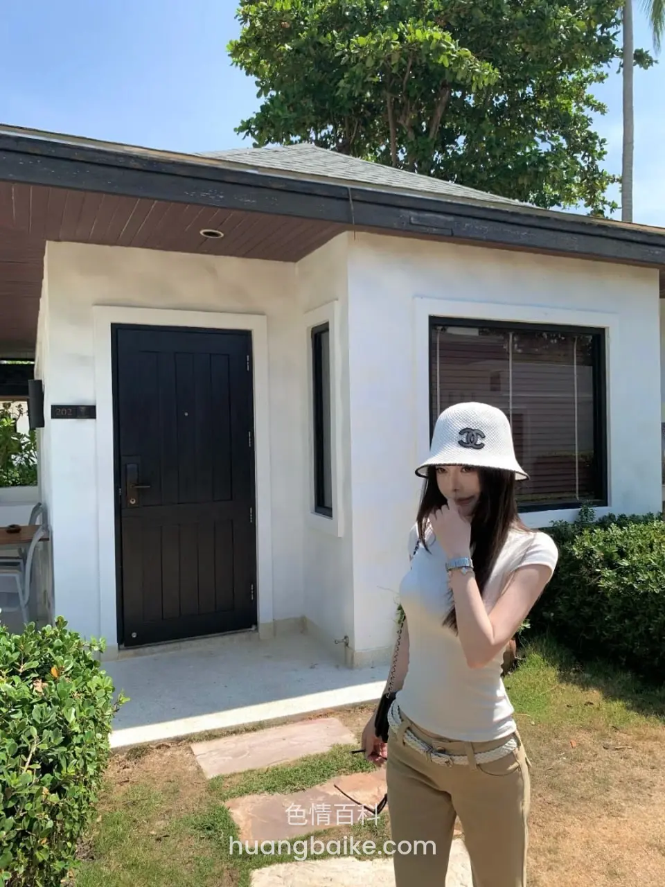 白房子门口拿着手机打电话