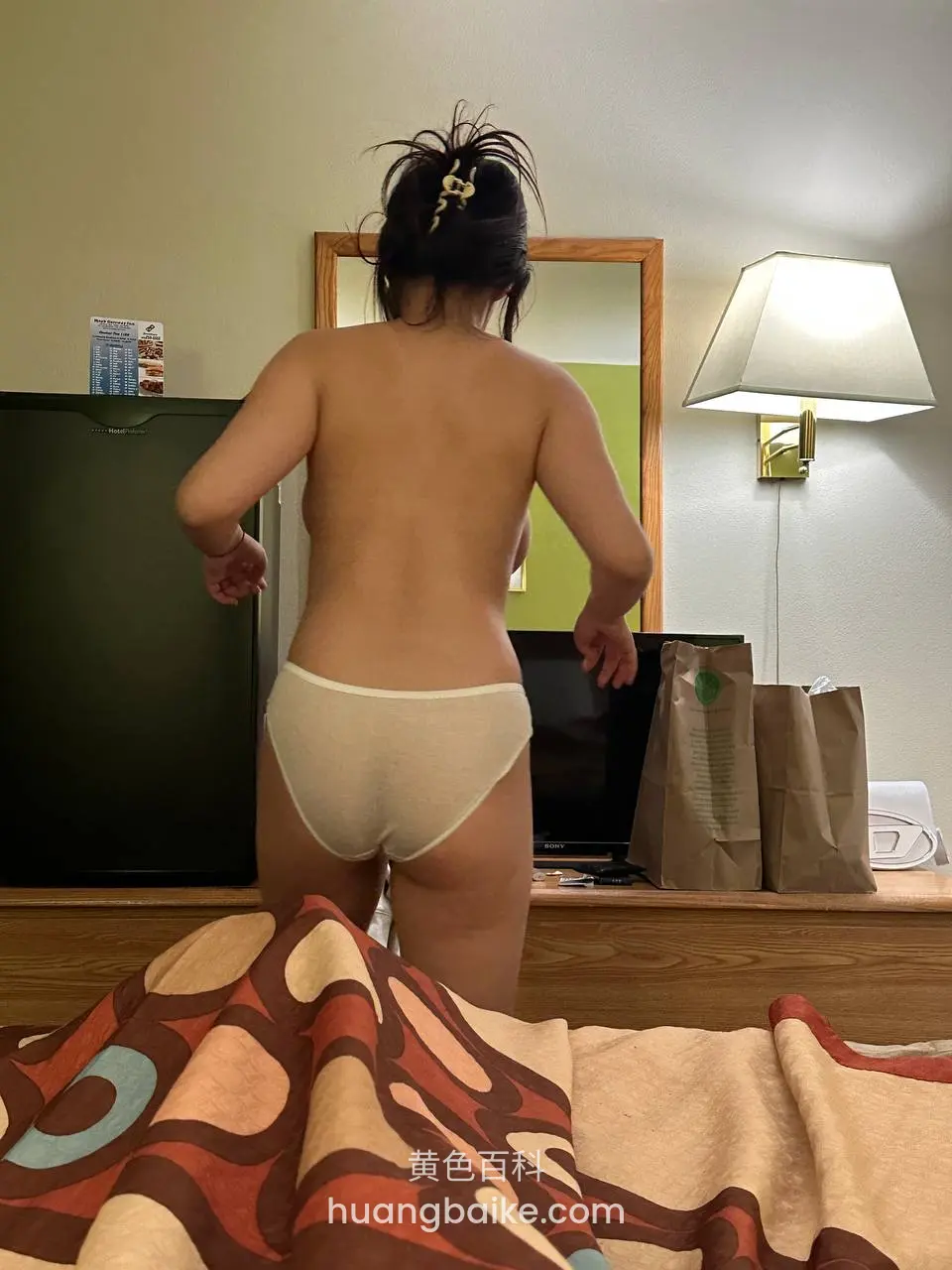 酒店房间镜子前，白色内裤和纸袋