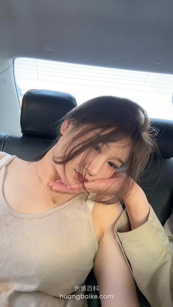 车后座 手托着下巴看镜头