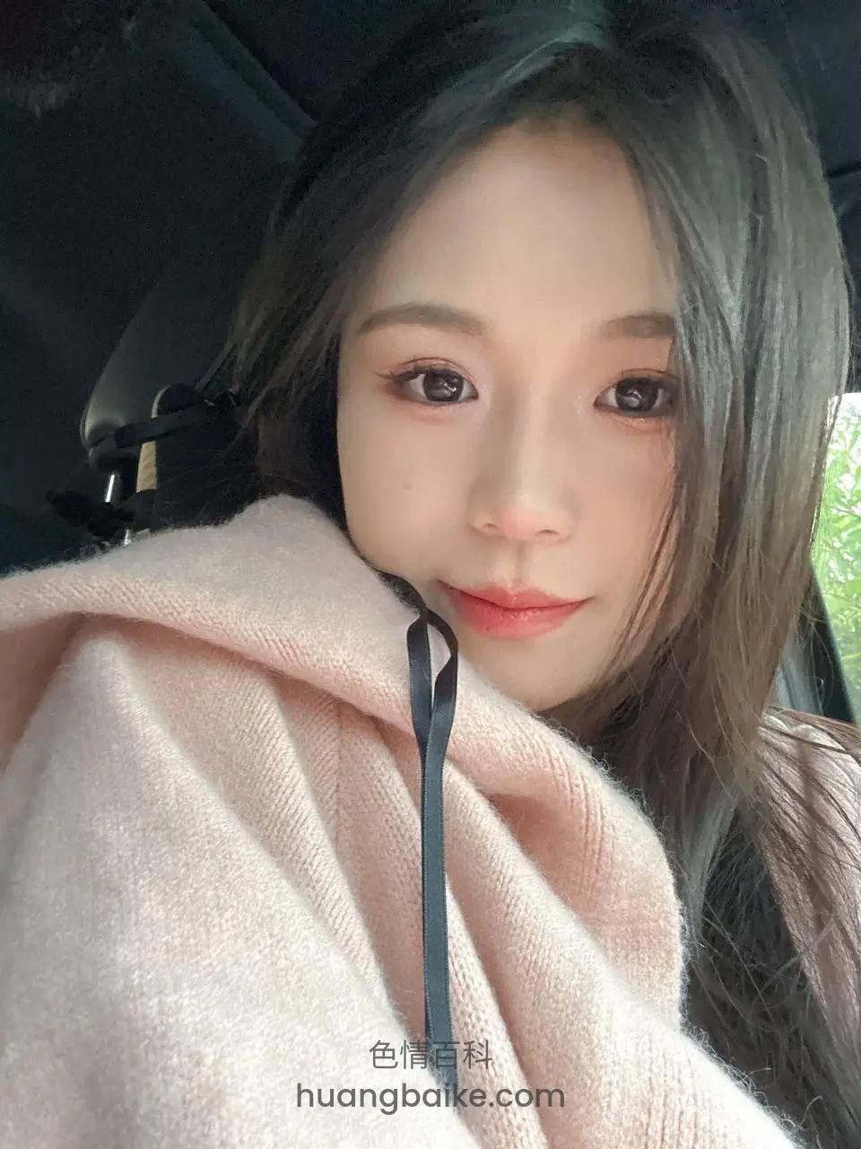 车内拉下粉色帽檐遮脸