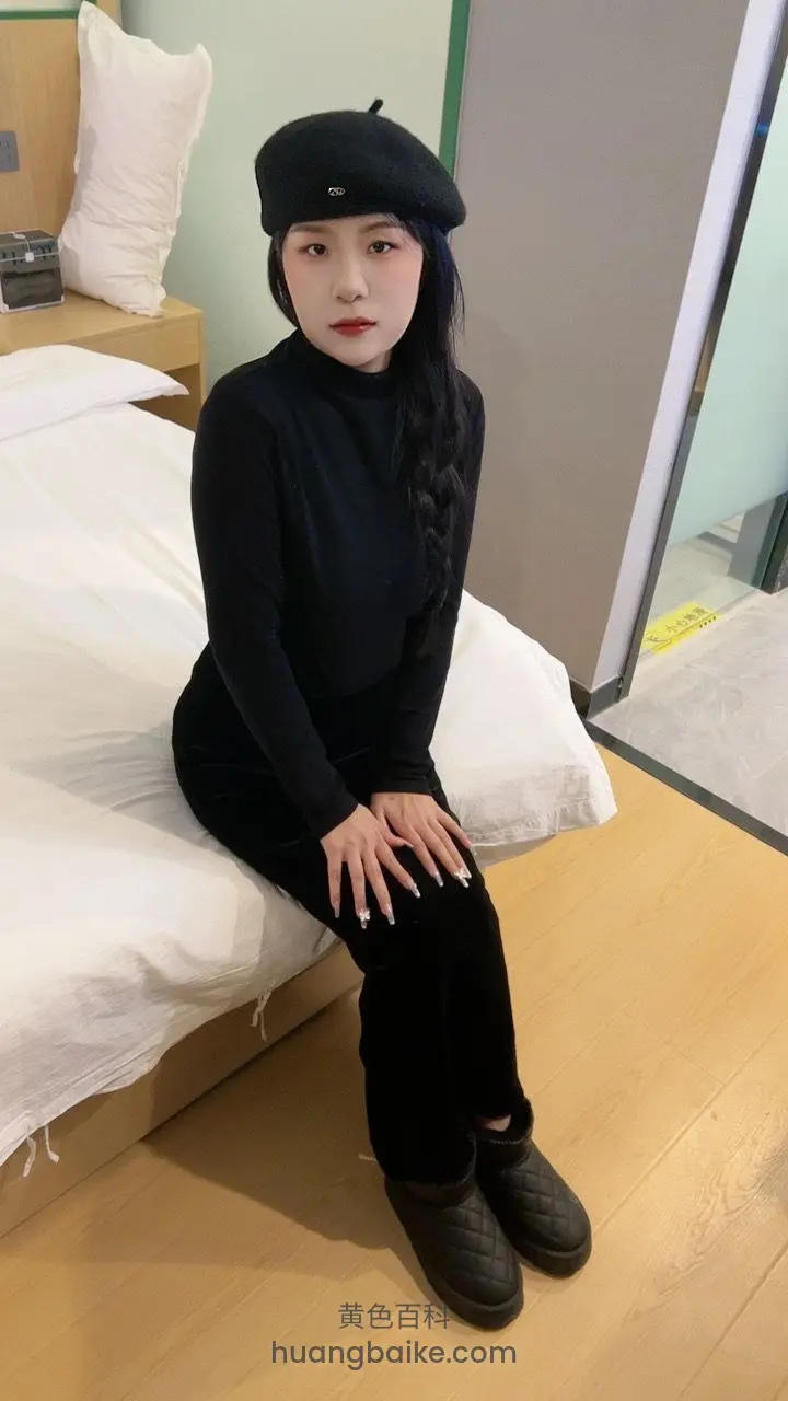 床上坐着双手搭膝盖