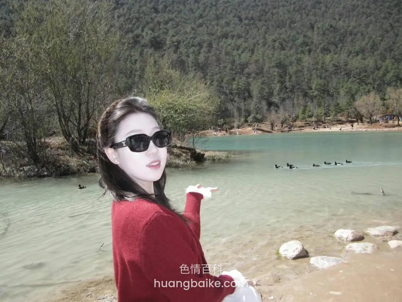 湖边转头伸手指着水面鸭子