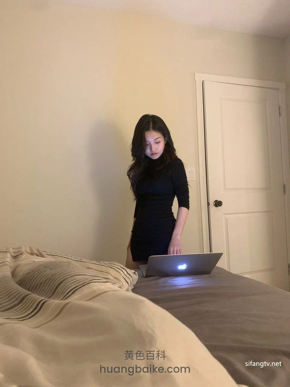 房间床边，打开笔记本电脑看着屏幕
