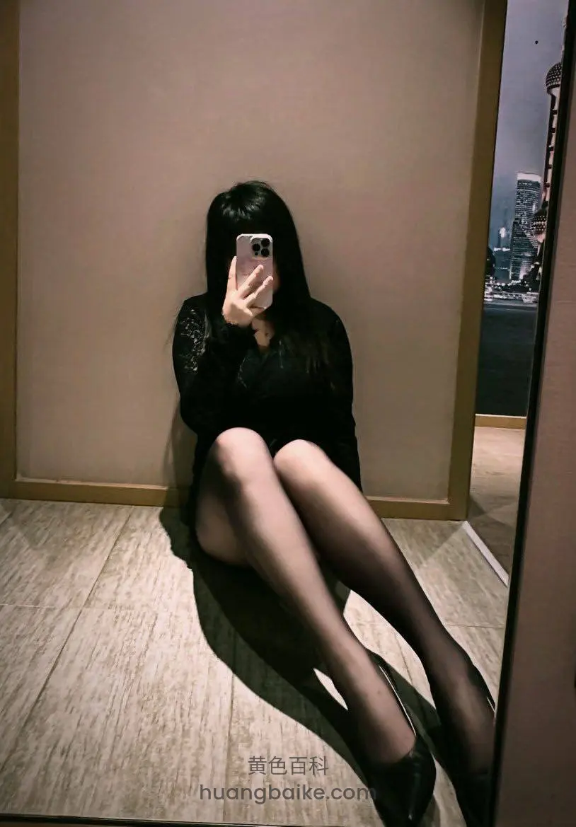 酒店房间地板上，手机挡脸拍全身
