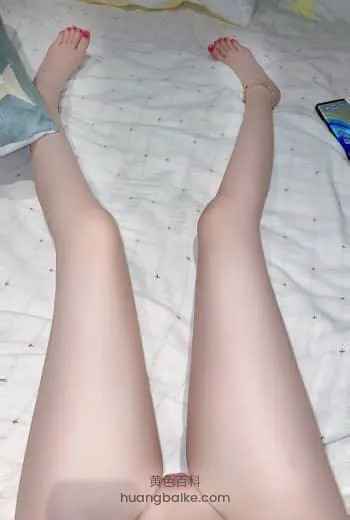 床上躺着伸直双腿，手机放在一旁