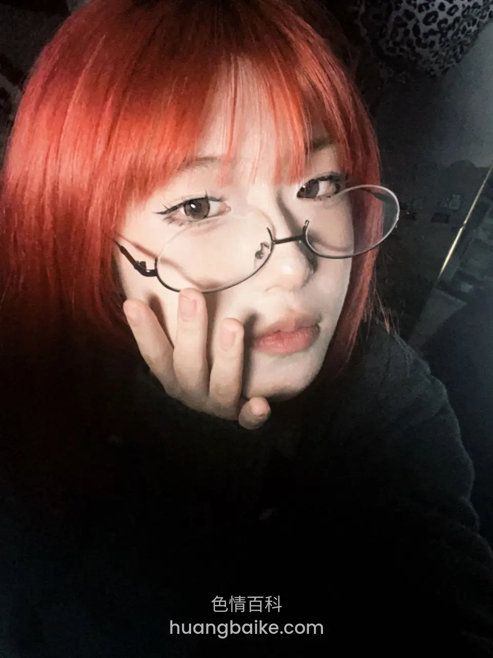 镜头贴近脸颊托腮，红发眼镜少女