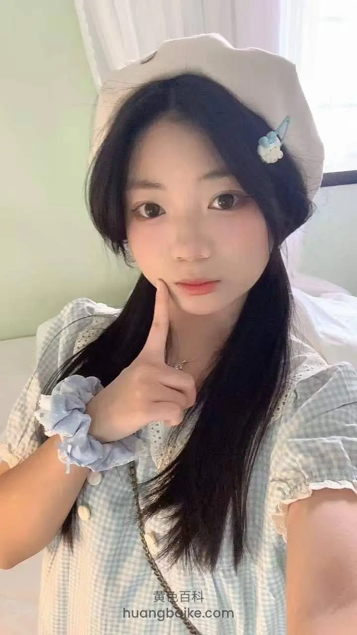 房间里拿着手机自拍