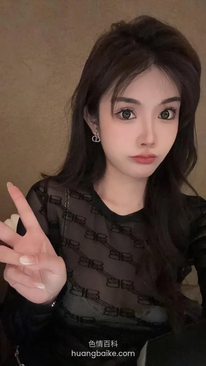 清纯学生妹的头按下去猛深喉，他的鸡巴一下下直顶到喉咙最里面，撅着肥屁股像只发情的小母狗