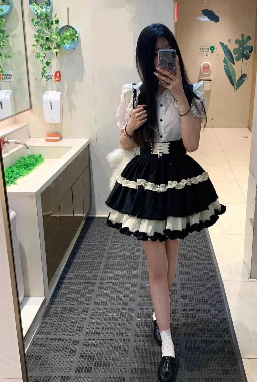女生在卫生间镜前拍下白袜黑鞋和层层蛋糕裙