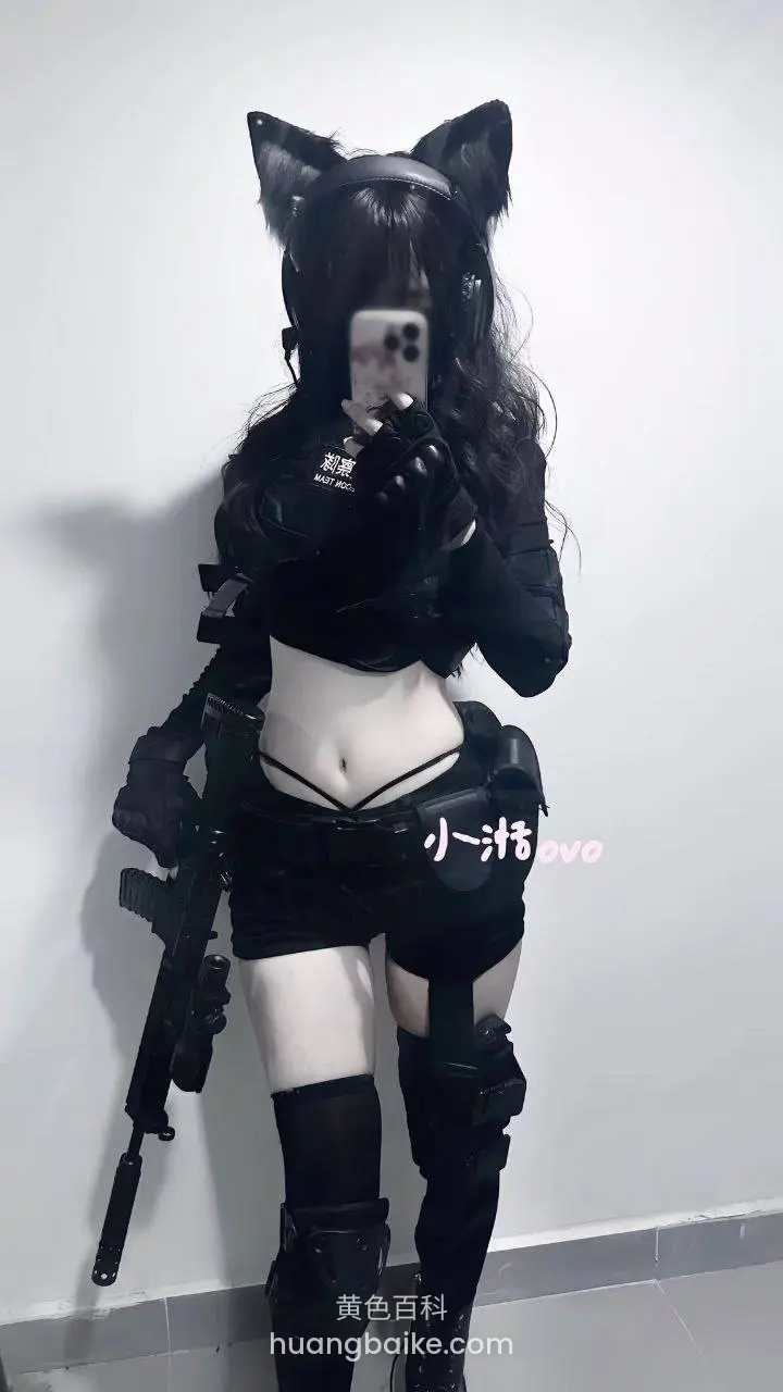 拿着手机自拍，腰间挂枪和道具