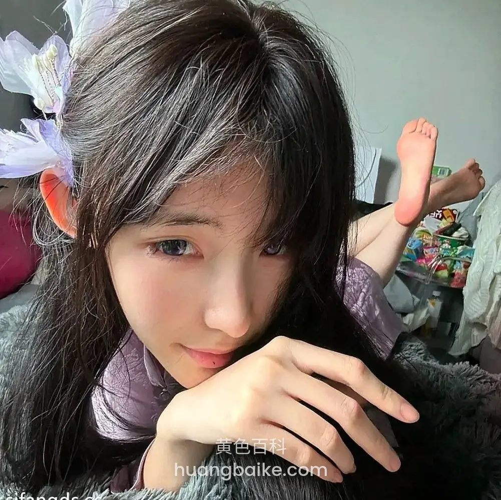 趴在毛绒玩具上，脚丫举在空中