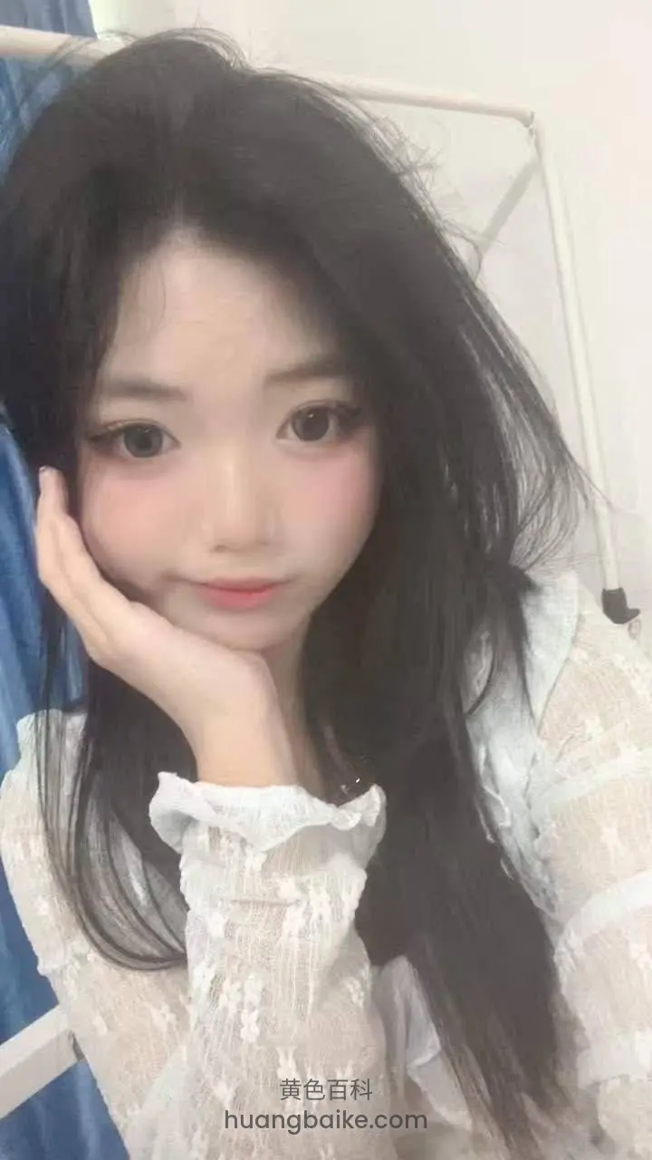 手托着脸对着镜头自拍
