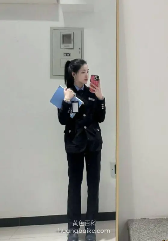 从制服警官沦为富人专属警犬母狗，随意玩弄调教，身材完美叫床超骚，高潮不断让人血脉喷张！