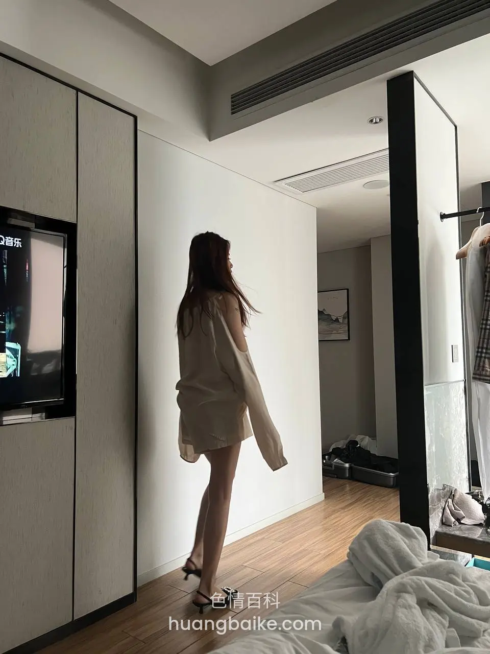 拿着白色包在酒店房间里走