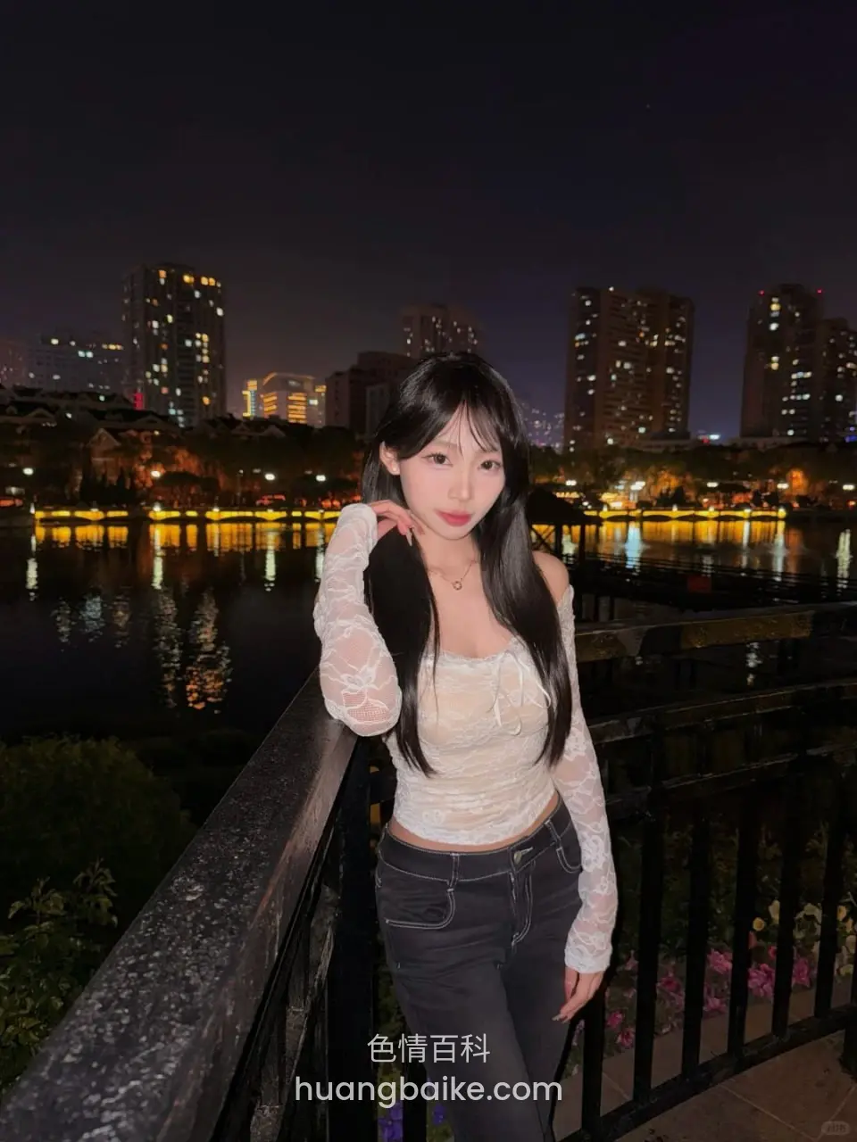 夜景城市河边，镜头对着夜景