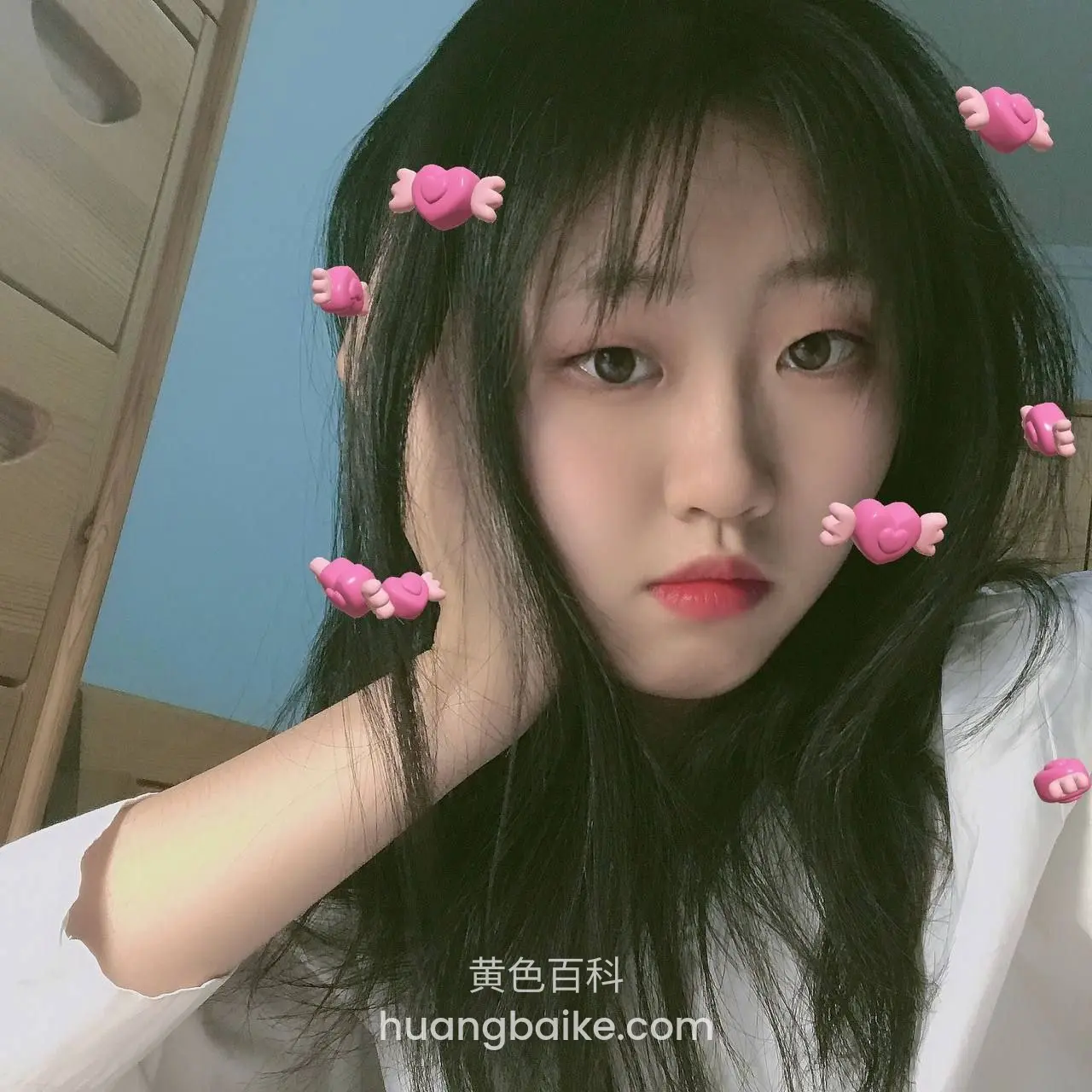 室内粉色爱心贴纸，贴满头发