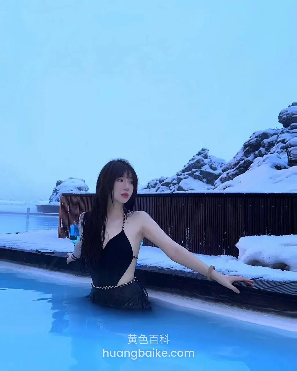 雪景温泉里伸臂远眺