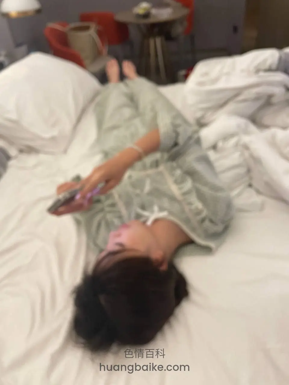 躺在酒店床上玩手机