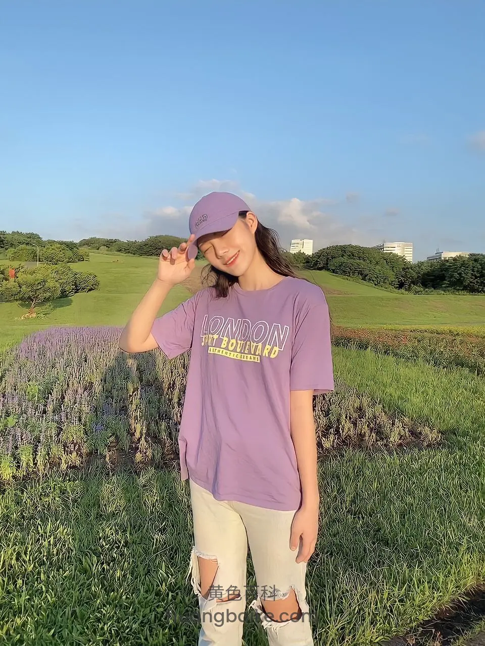 草地里比剪刀手，身后大片薰衣草