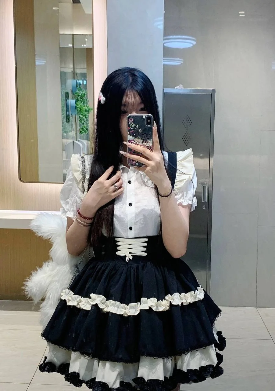 黑长直女生白衬衫黑蓬蓬裙自拍全身