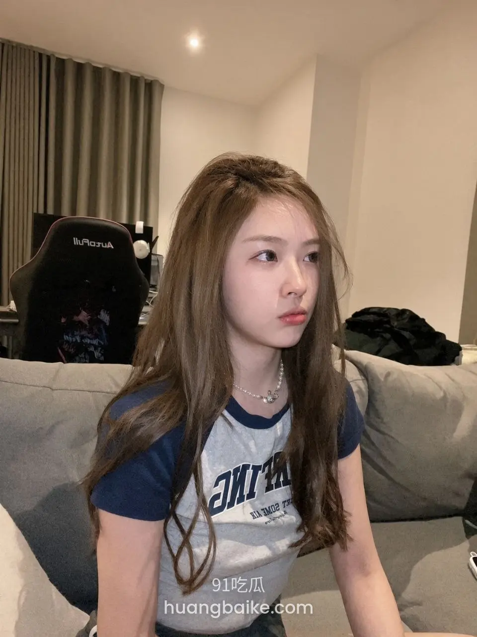 电竞椅上捧杯嘟嘴