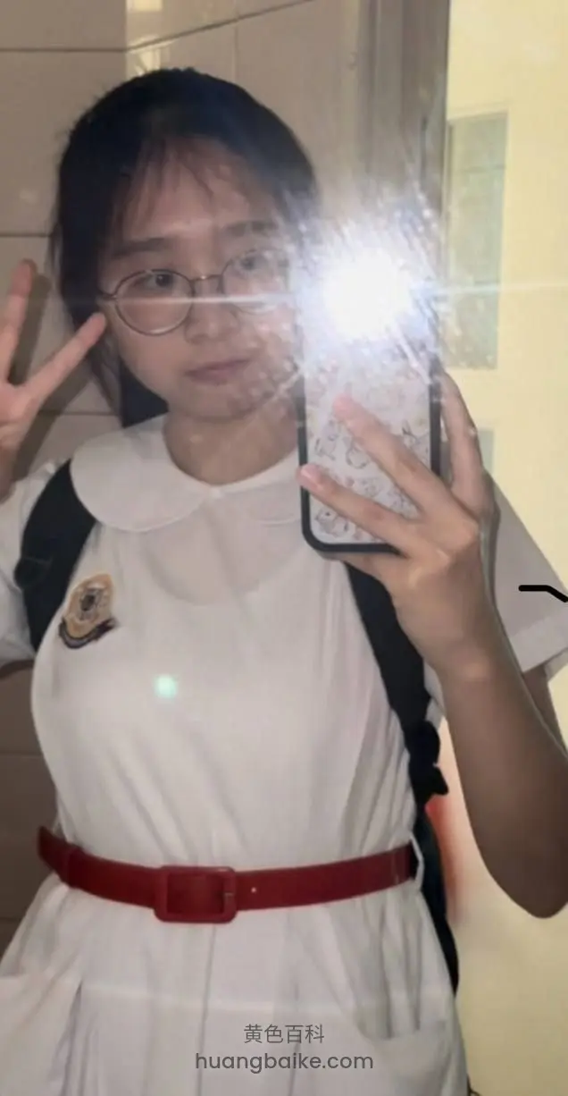 超嫩大一新生眼镜妹线下和金主见面，嫩胸粉鲍，一见面就开始干柴烈火模式