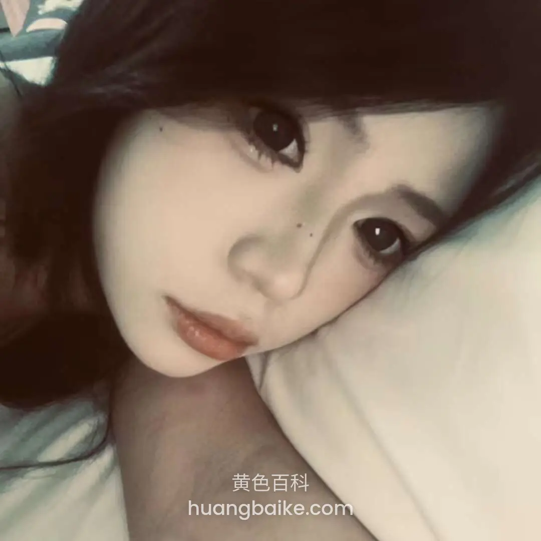 枕头上侧脸躺着