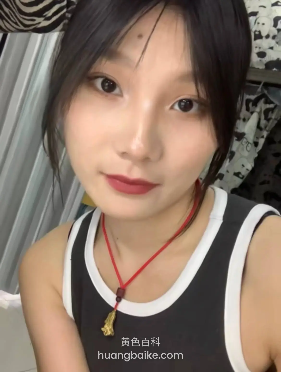 浴室镜子前自拍，手机挡住脸