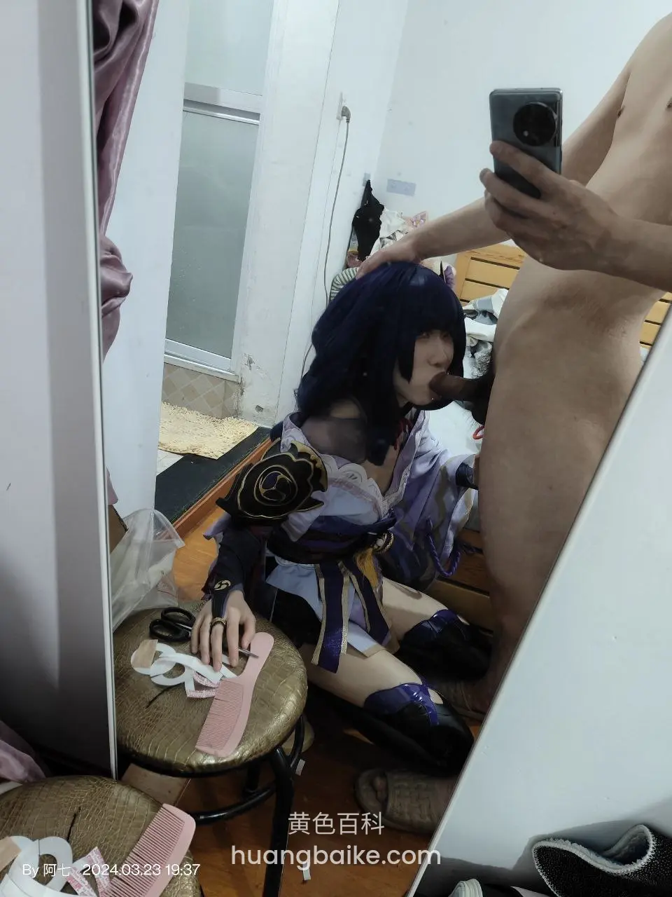 镜子前跪着低头，手搭在裸男大腿上